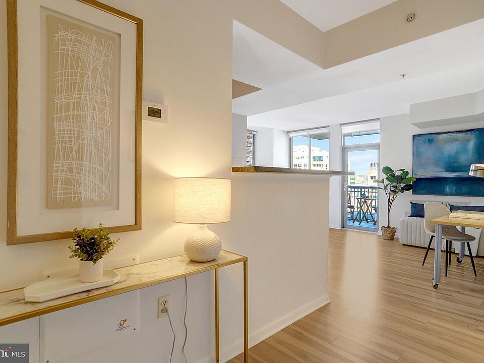 1st image of 851 N Glebe Rd APT 812