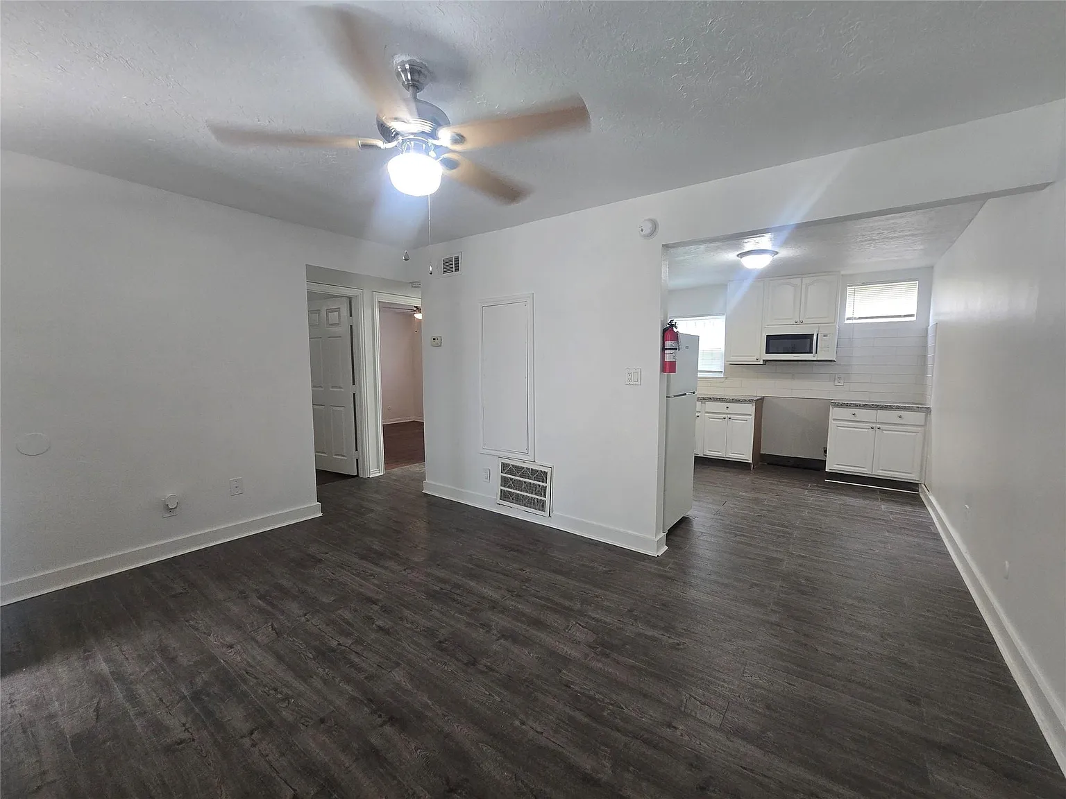 2 bed, 1.0 bath, 692 sqft, $950 — Photo 2