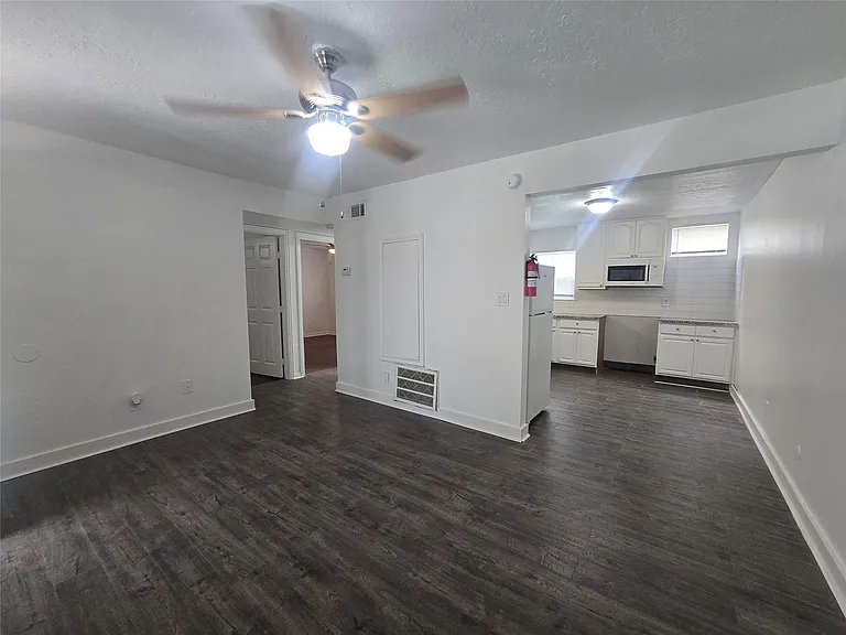 918 Winnie St #101 — Photo 2