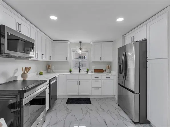 546 Robinson St, Woonsocket, RI 02895