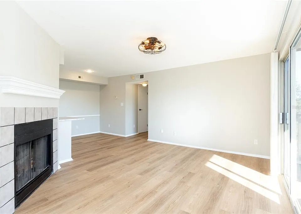 2 bed, 2.0 bath, 940 sqft, $2,000 — Photo 3