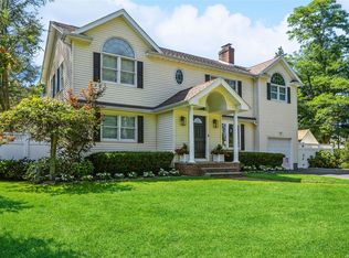 3 Lone Oak Dr, Centerport, NY 11721
