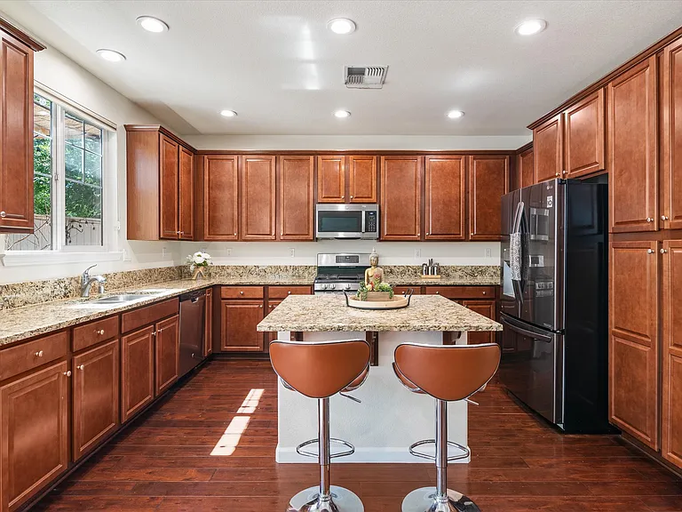 10830 Pebble Hill Dr — Photo 3