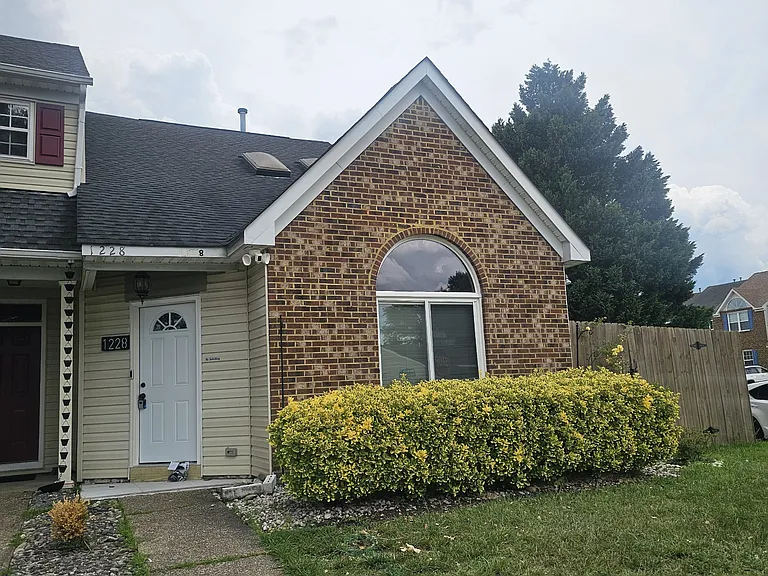 1228 Warwick Dr — Photo 1