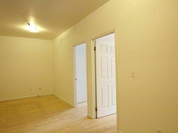 3rd image of 233 Montrose Ave