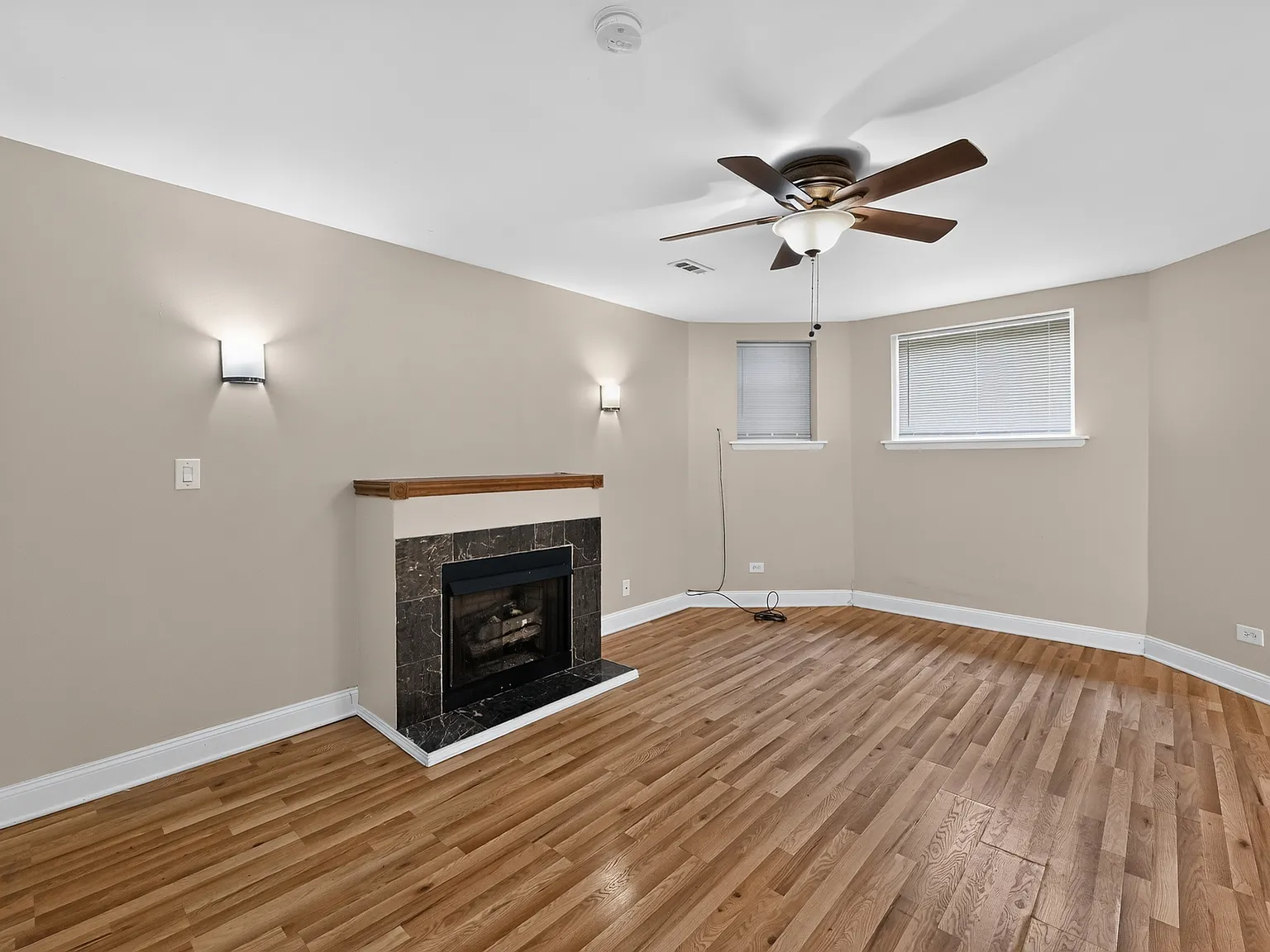 3 bed, 1600 sqft, $2,240 — Photo 3