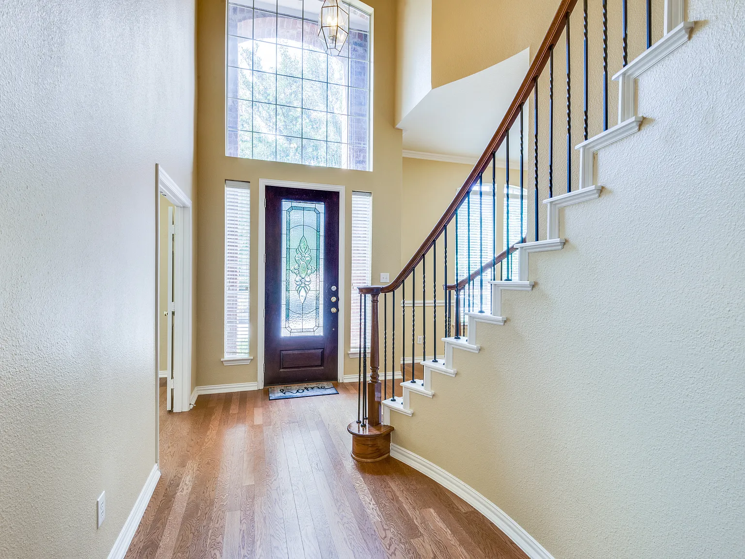 3 bed, 2.5 bath, 2706 sqft, $3,200 — Photo 2