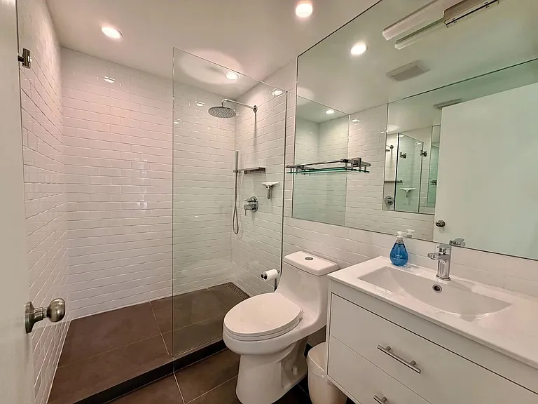 Wilshire Embassy Apartments — Photo 18