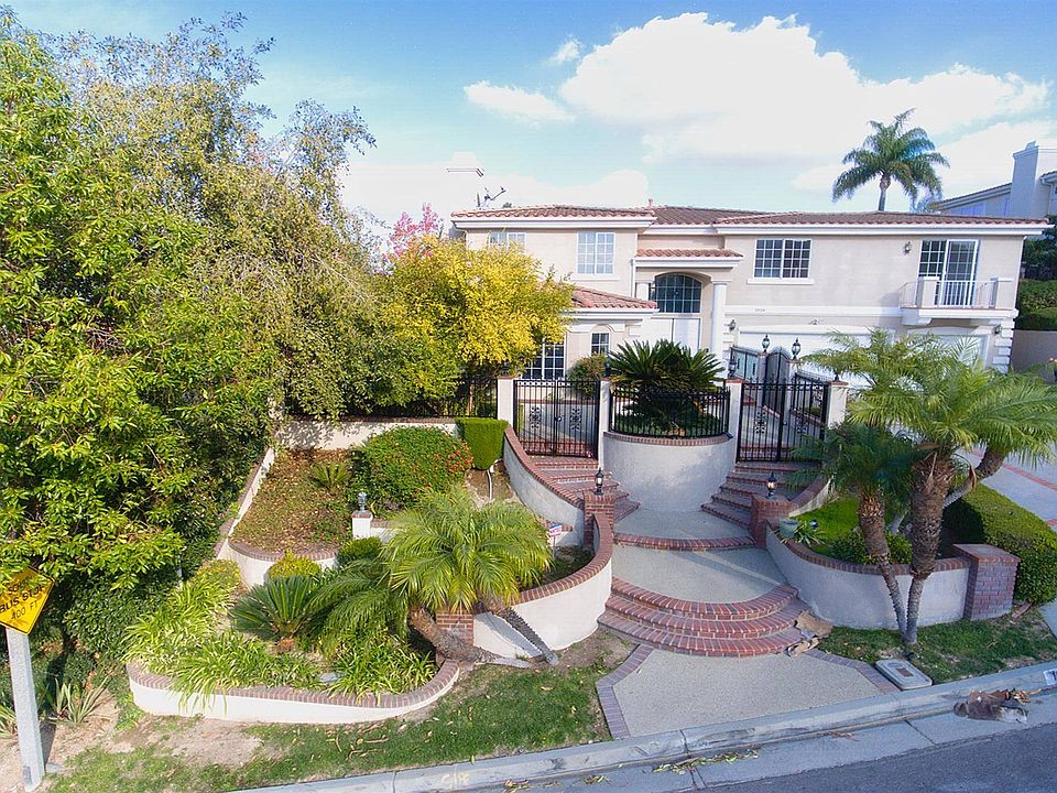 1st image of 1056 Holiday Dr