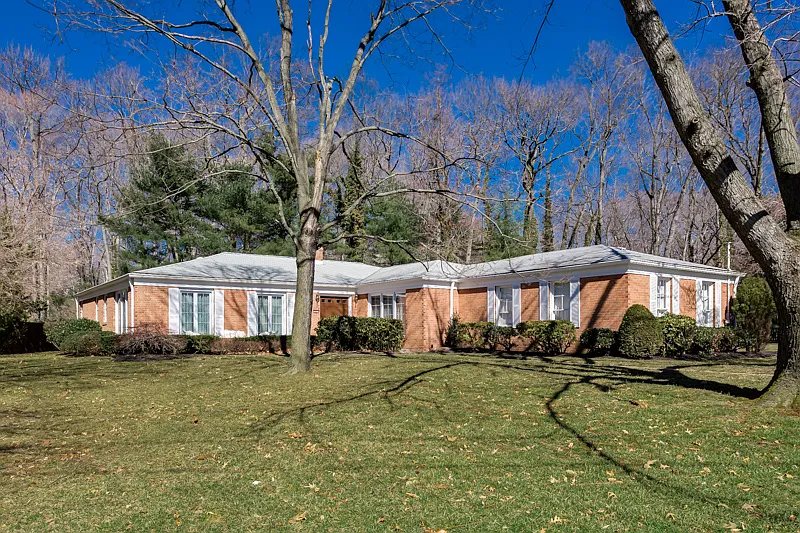 1421 Georgian Dr photo 1