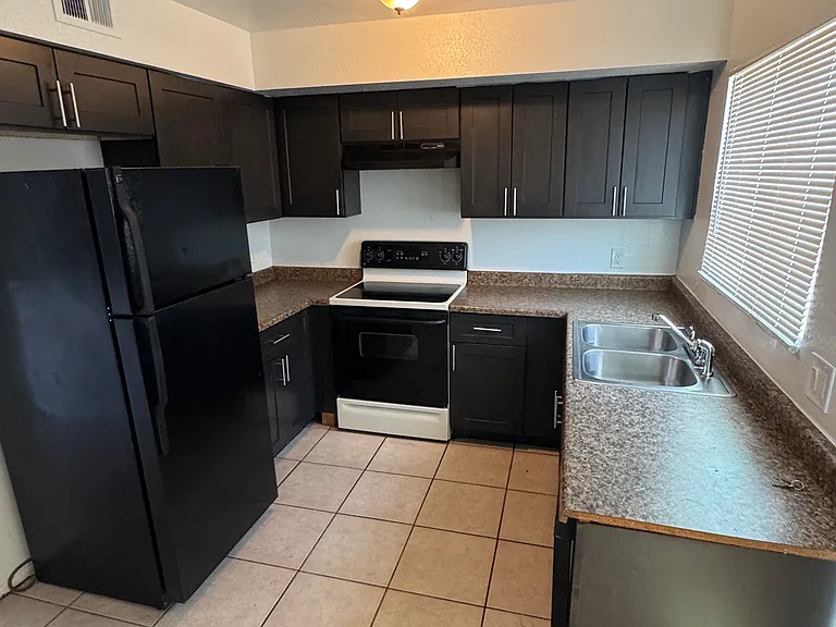 102 W 9th Pl #106 — Photo 3