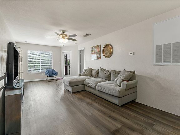 5th image of 527 Parkway #303
