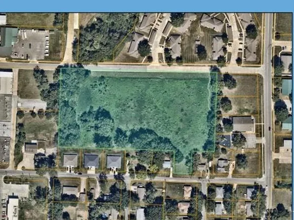 301 SE 7th St, Oak Grove, MO 64075