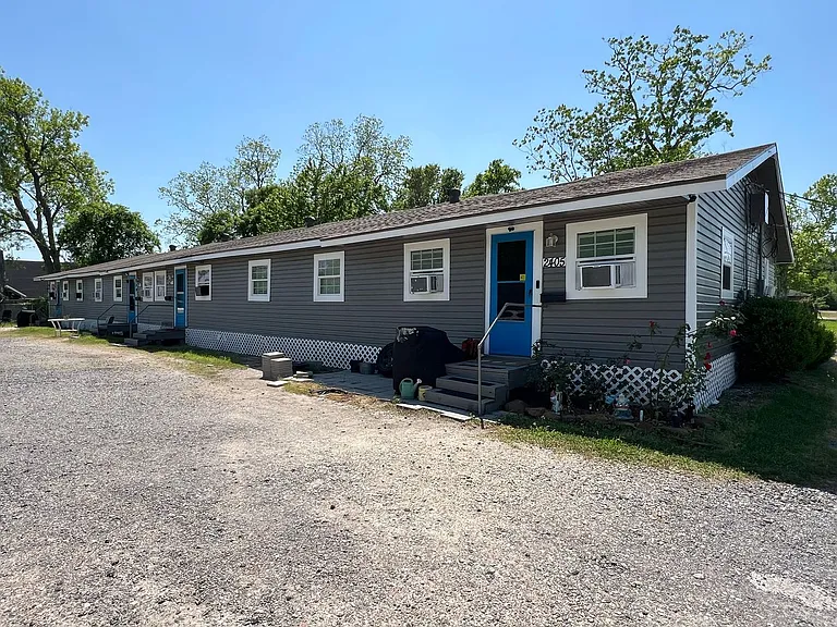 2401 Franklin St — Photo 9