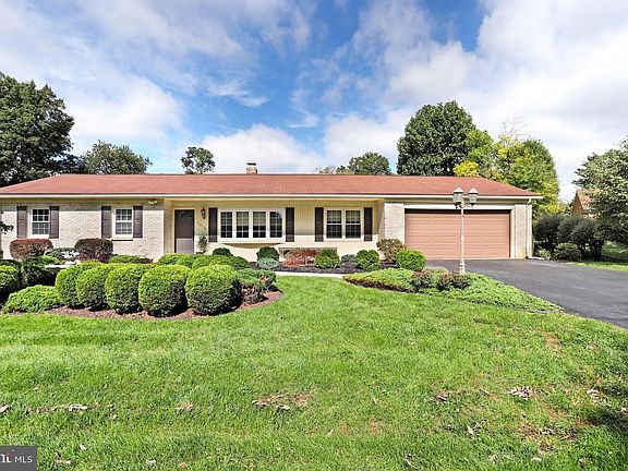 3rd image of 1914 Applewood Dr
