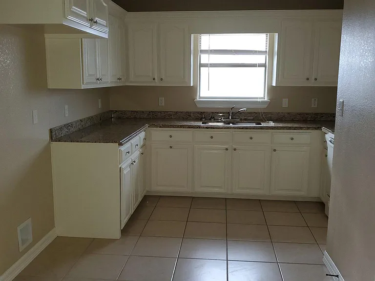 2108 Treasure Oaks Dr — Photo 10
