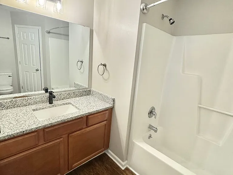 Lakeview Apartments — Photo 5