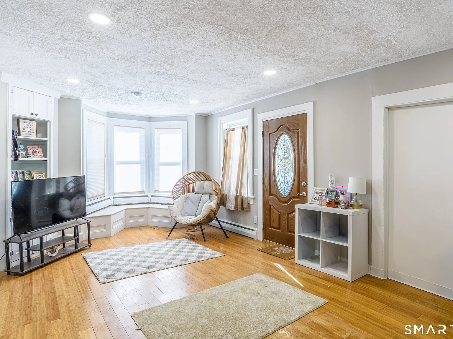 2 bed, 1.5 bath, 4893 sqft, $2,400 — Photo 3