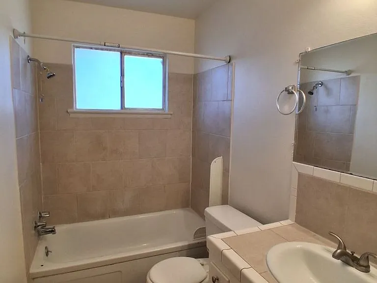 1419 N Winery Ave — Photo 22