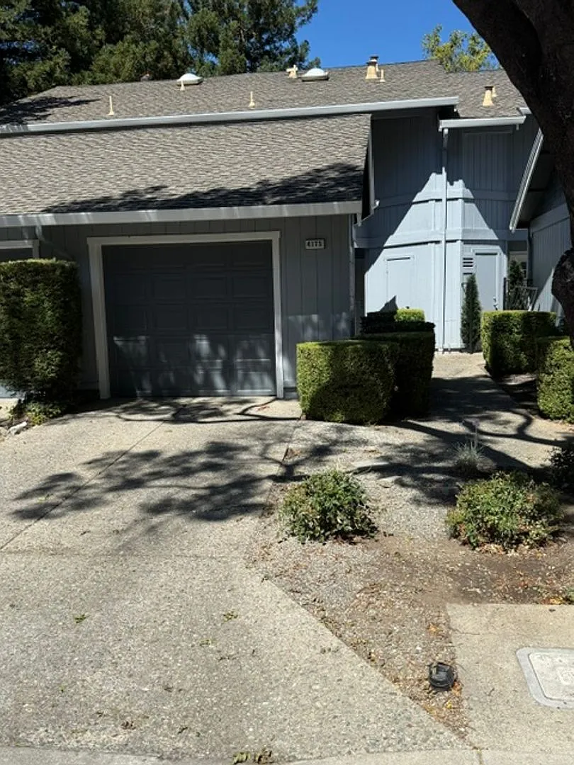 Charming 2BD/2.5BA Townhouse in Desirable Pleasanton Location! — Photo 1