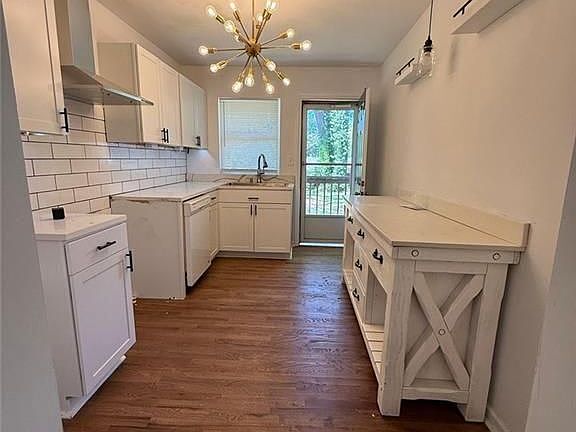 5th image of 1907 Clarke Ln