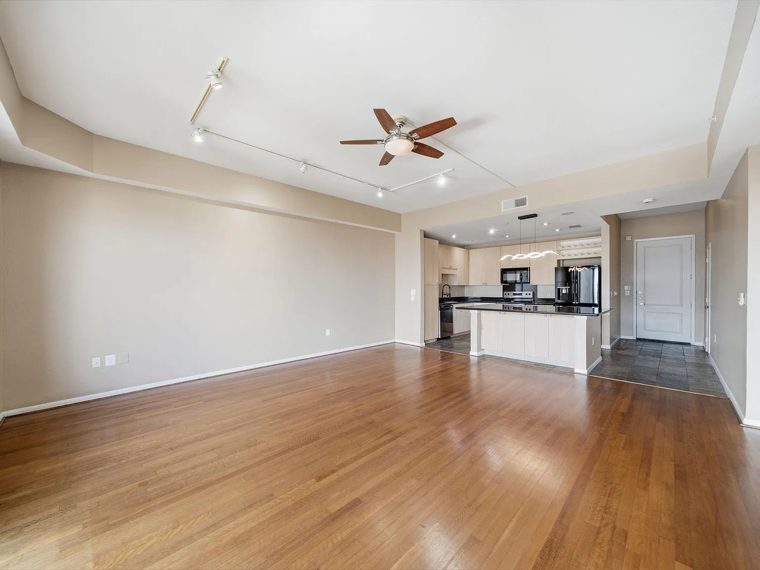 1 bed, 1.0 bath, 905 sqft, $1,750 — Photo 1