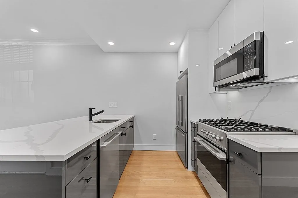 2 bed, 695 sqft, $3,800 — Photo 3