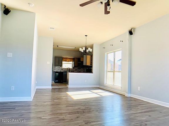 3rd image of 102 Sunny Oak Trl