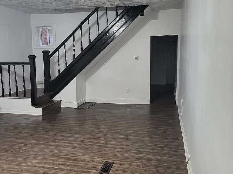 1115 W 6th St — Photo 2