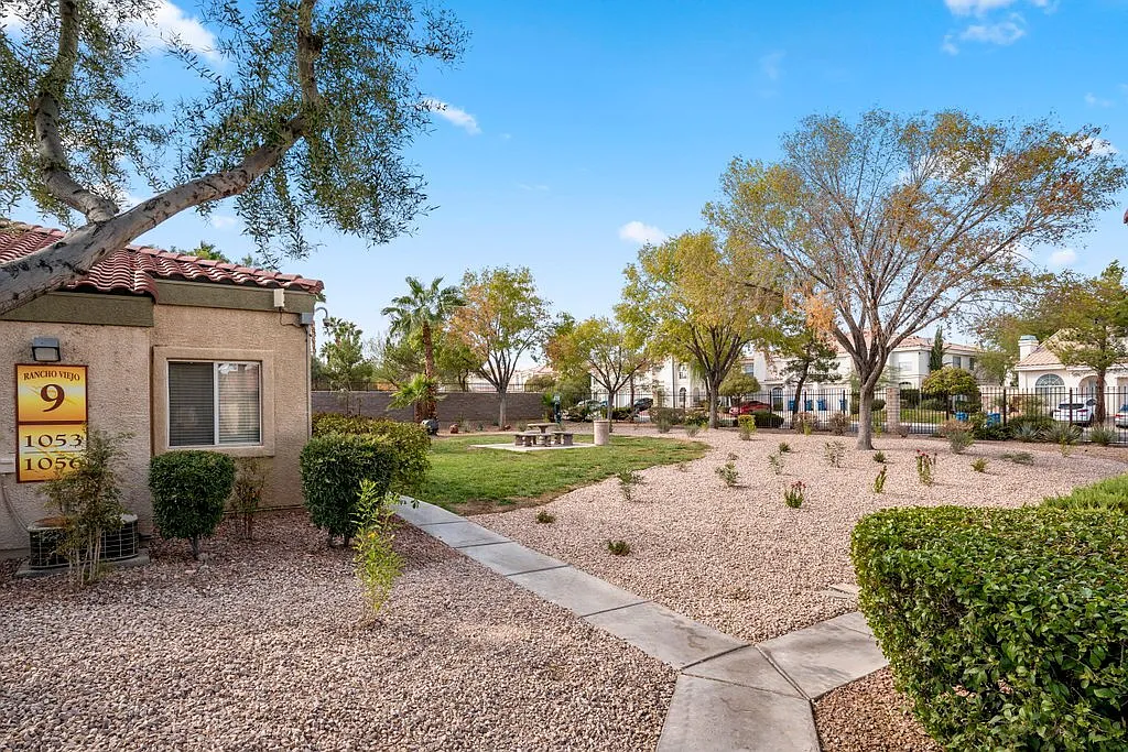 3 bed, 2.0 bath, 1134 sqft, $1,800 — Photo 4