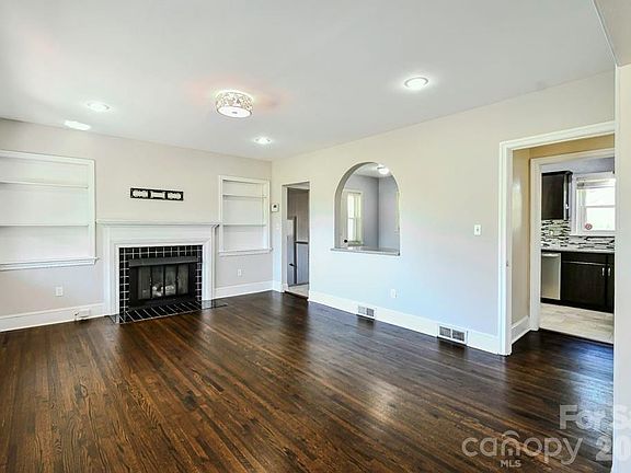 4th image of 6918 Tuckaseegee Rd