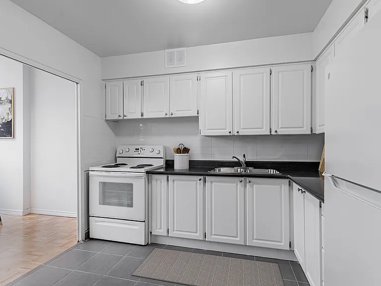 4383 Bathurst St — Photo 7