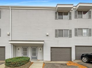 2360 Londin Ln E, Maplewood, MN 55119