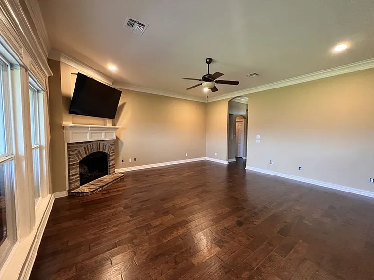 612 Bloomington Ln — Photo 5