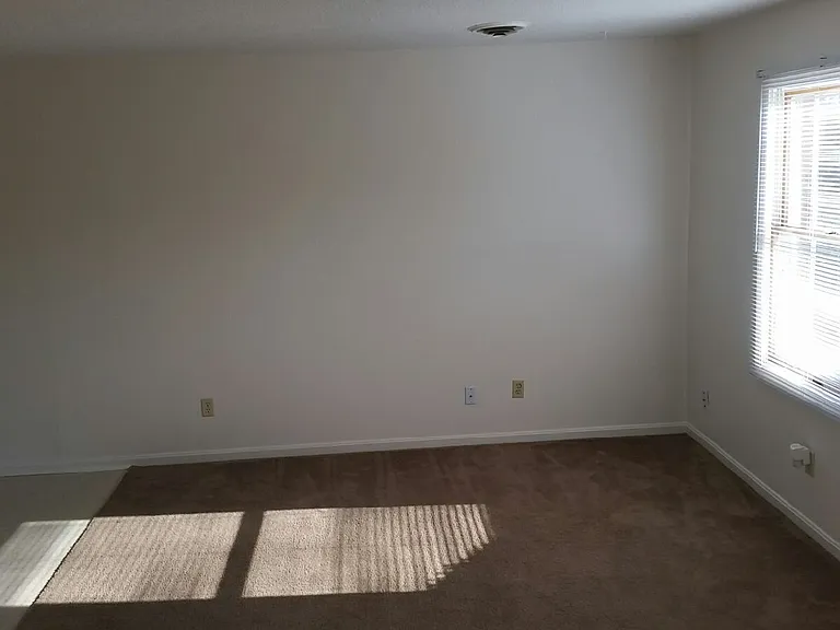 209 Surrey Ct — Photo 11