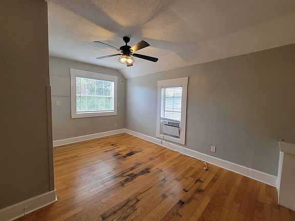 2nd image of 810 Dartmoor St N APT 4