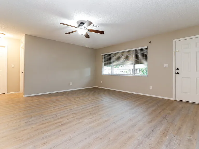1213 SE 17th Ter — Photo 3