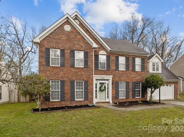 10001 Wild Dogwood Ct, Charlotte, NC 28273