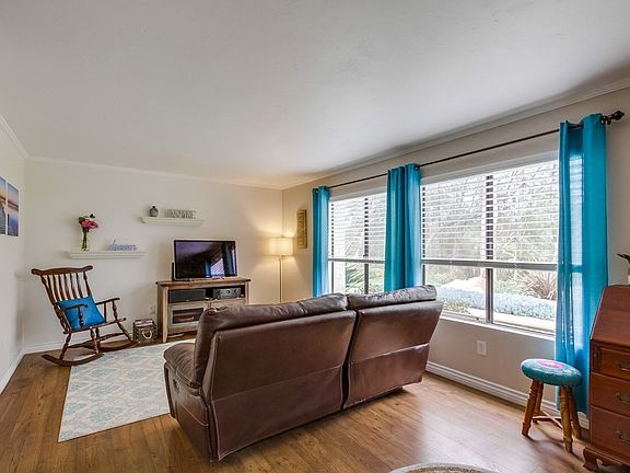 3rd image of 9869 Park Crest Ln