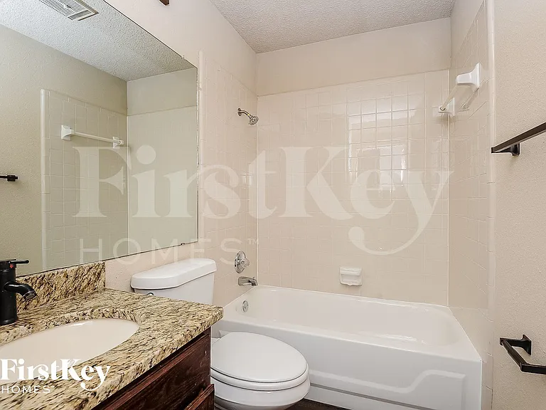 1396 Chinaberry Dr — Photo 10