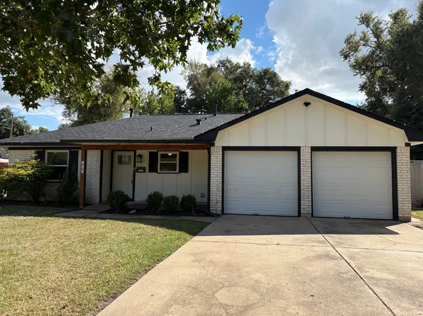 303 Crestwood St, Clute, TX 77531