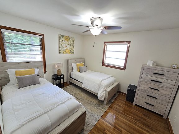 Secondary bedroom with 2 twin beds
