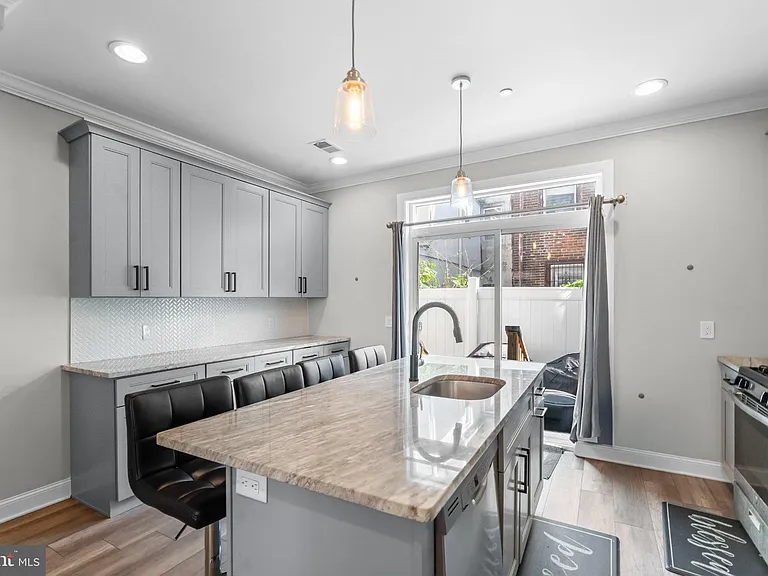 1528 W Seybert St — Photo 12