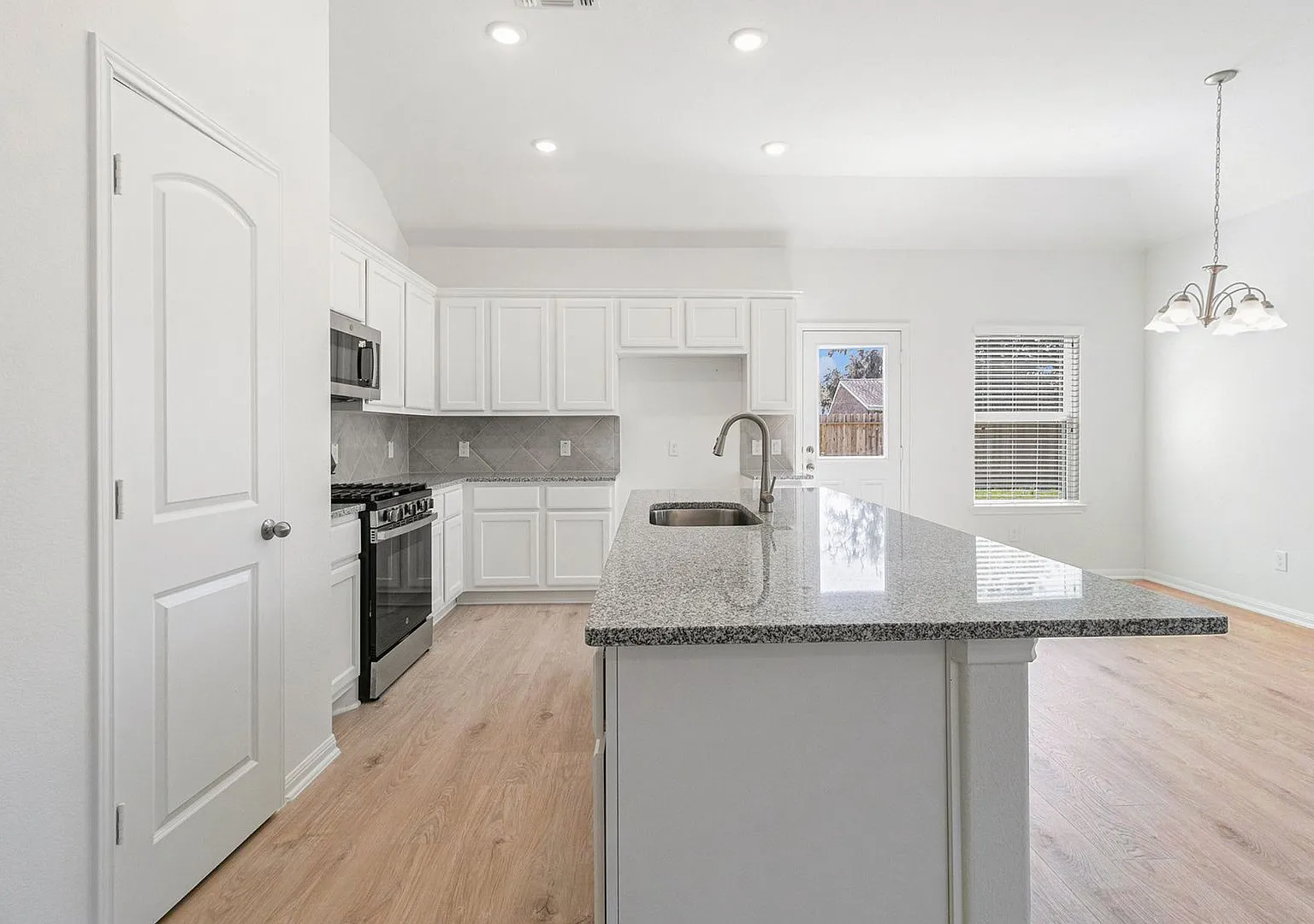 Columbia Lakes 4 bedroom/2 bath on an oversized 75' lot!! — Photo 4