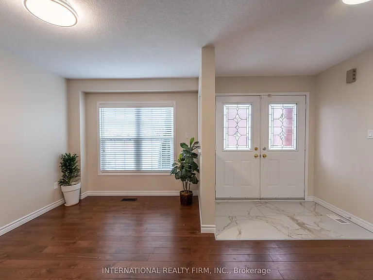 102 Hunter Way — Photo 2