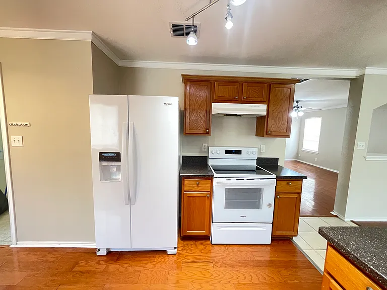10306 Buescher Ln — Photo 8
