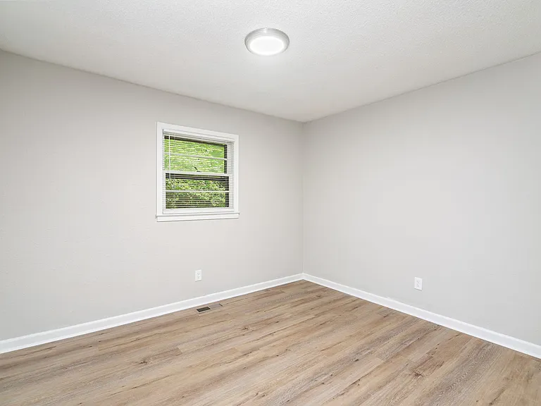 841 Farragut Ave — Photo 18