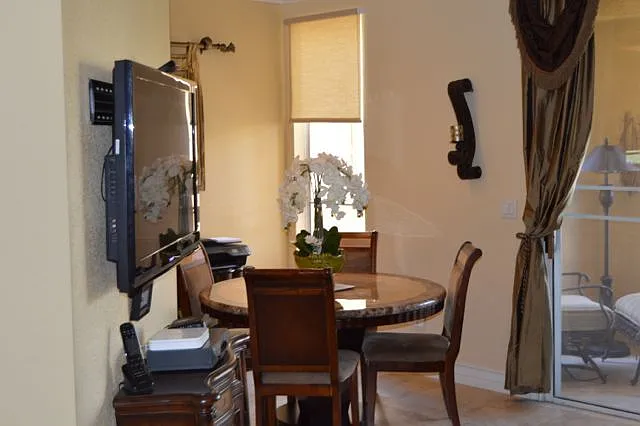 Meridian Unique 1 Bd / 1 Ba Furnished Luxury Condo.Utilities and Internet Included in Price — Photo 2