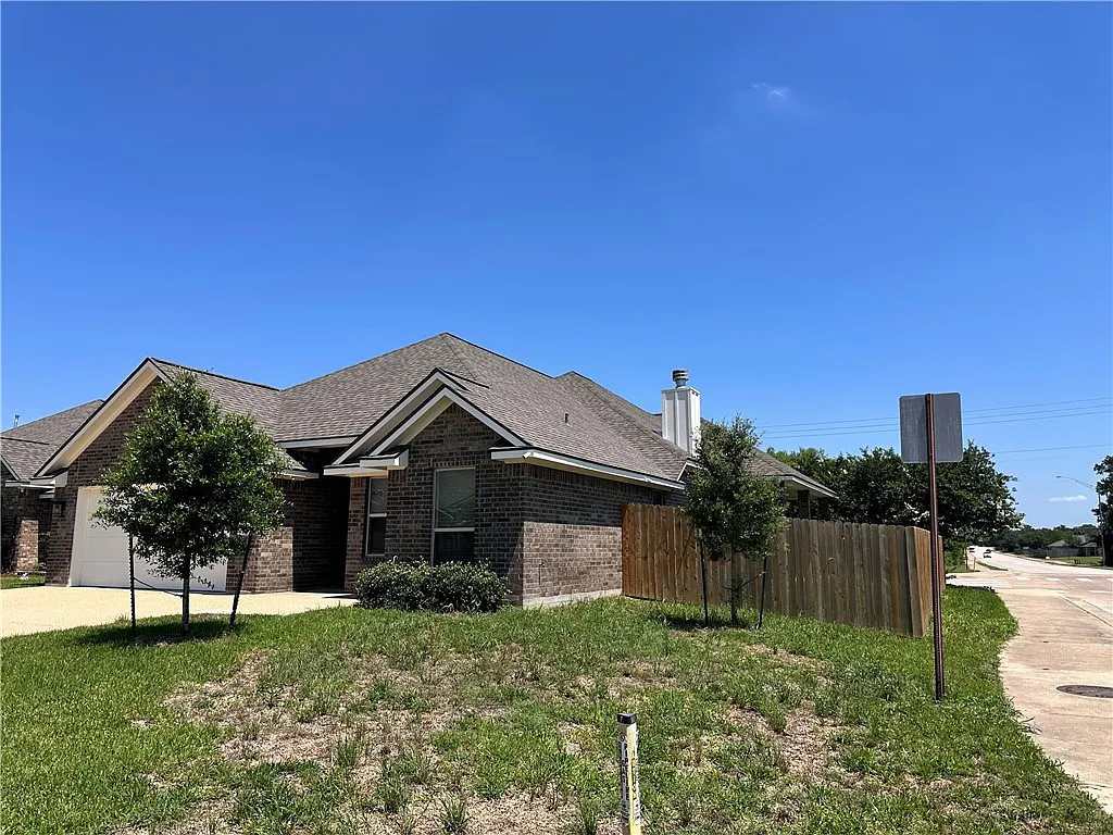 5 bed, 2087 sqft, $2,800 — Photo 2