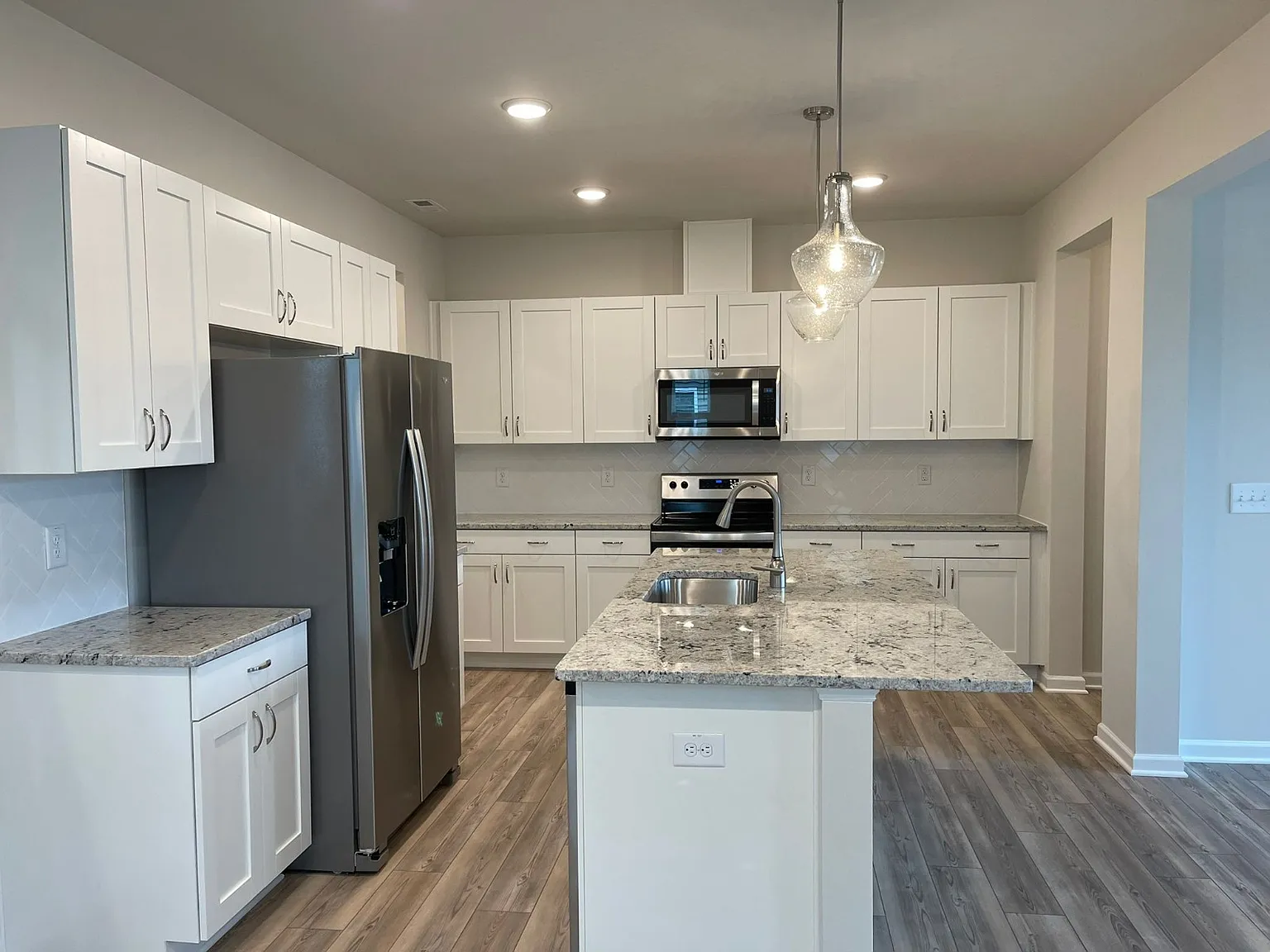 3 bed, 2.5 bath, 1975 sqft, $1,995 — Photo 3
